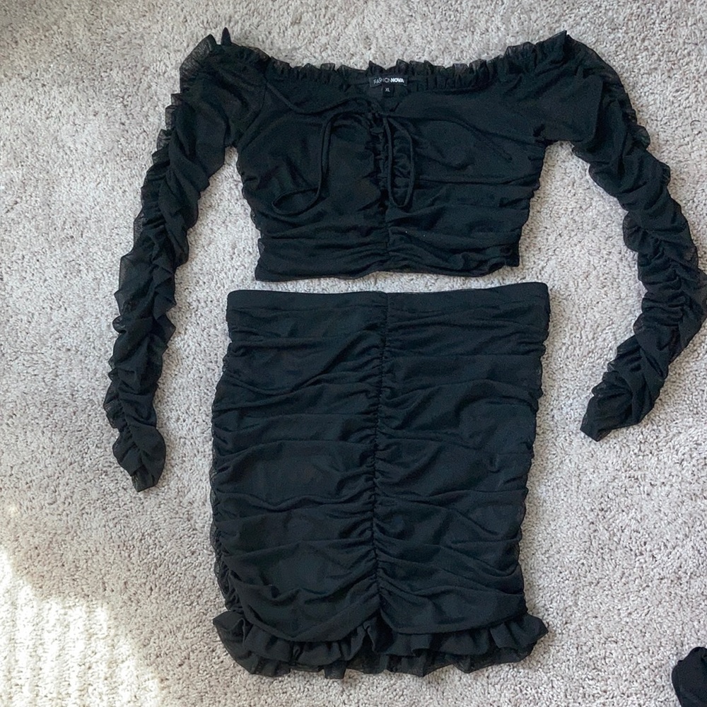 Black xl long sleeve crop top and skirt set
